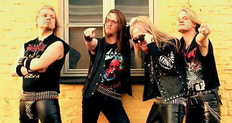 Post image for Armour – Heavy metal -soturit