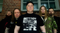 Trio Niskalaukaus-, Sotajumala- ja Psychework-kytkyinen thrash metal -ryhmä teki vimmaisen paluun julkaisukantaan – ”Vanha liekki ei ollut hiipunut”