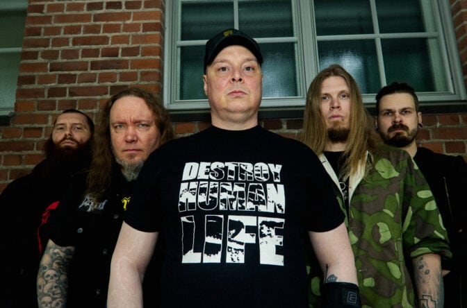 Trio Niskalaukaus-, Sotajumala- ja Psychework-kytkyinen thrash metal -ryhmä teki vimmaisen paluun julkaisukantaan – ”Vanha liekki ei ollut hiipunut”