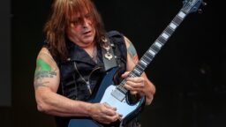 Manowarin alkuperäiskitaristi Ross the Boss sairastaa soittokyvyn vievää tautia – ”En tiedä, miltä tulevaisuus näyttää”