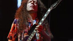 Ex-Megadeth-kitaristi avasi Japanin baseball-kauden Metallican, Guns N’ Rosesin ja Ozzy Osbournen ikivihreitä sisältäneellä potpurilla – katso video