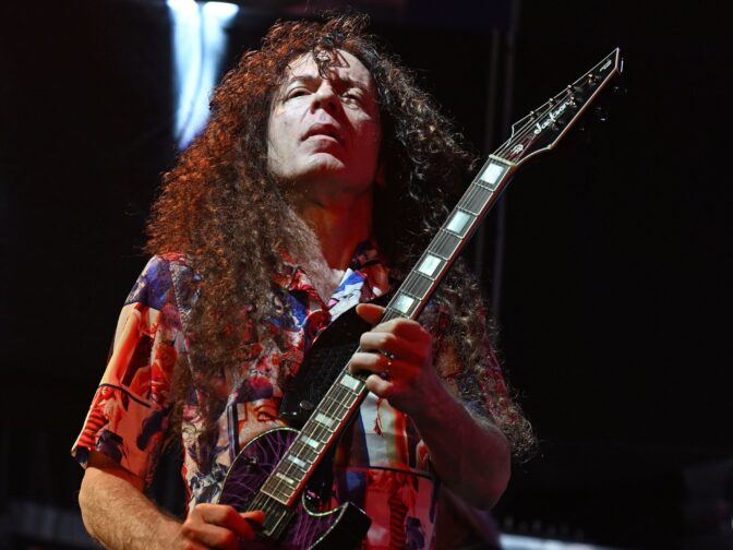 Ex-Megadeth-kitaristi avasi Japanin baseball-kauden Metallican, Guns N’ Rosesin ja Ozzy Osbournen ikivihreitä sisältäneellä potpurilla – katso video