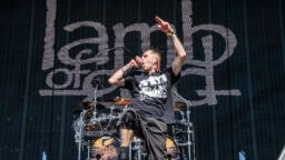 ”Haluan vain tuon dementoituneen sosiopaatin ja hänen friikit alaisensa pois vallasta” – Lamb of Godin Randy Blythe julkaisi pitkän ja tulisen kirjoituksen Amerikan menosta