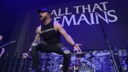 ”Ajatus siitä, että terapia ratkaisee miesten ongelmat on naurettava. Terapia on naisille” – All That Remains -keulahahmo sanoo feminismin johtaneen miesten syrjäytymiseen