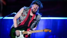 Adrian Smith nimeää Iron Maiden -suosikkibiisinsä – ”Kumma kyllä sitä ei ole mahtava soittaa”