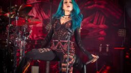 Arch Enemystä juuri eronnut Alissa White-Gluz julkaisi uuden kappaleen