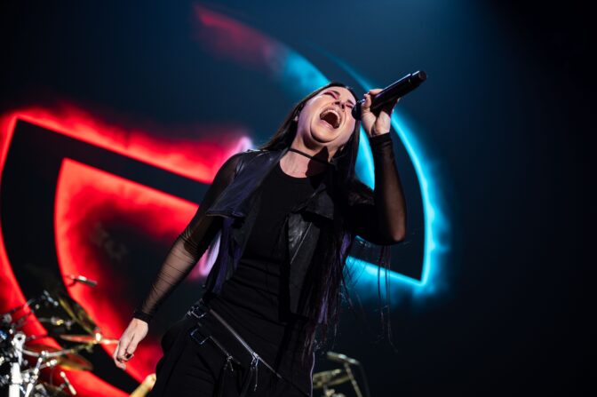 Evanescence esittelee tulevaa levyään raskaalla Who Will You Follow -singlellä