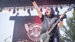KISS ei saa esiintyä ilman ruotsalaisyhtiön lupaa, mutta Gene Simmons ei malta pysyä poissa lavoilta – ”Rakastan sitä liikaa”