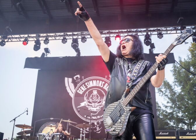 KISS ei saa esiintyä ilman ruotsalaisyhtiön lupaa, mutta Gene Simmons ei malta pysyä poissa lavoilta – ”Rakastan sitä liikaa”