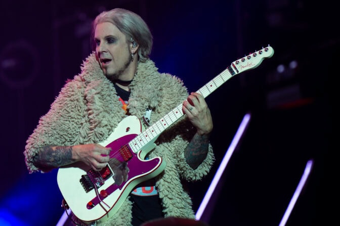 Mötley Crüe -kitaristi John 5 ei kannata puhelinkieltoa keikoilla – ”Sen kun kuvaat”