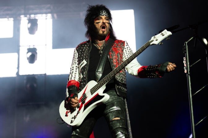 Nikki Sixx ärähti ”kateelliselle” ja ”epävarmalle” ex-Godsmack-rumpalille, joka kommentoi Mötley Crüen taustanauhojen käyttöä keikoilla