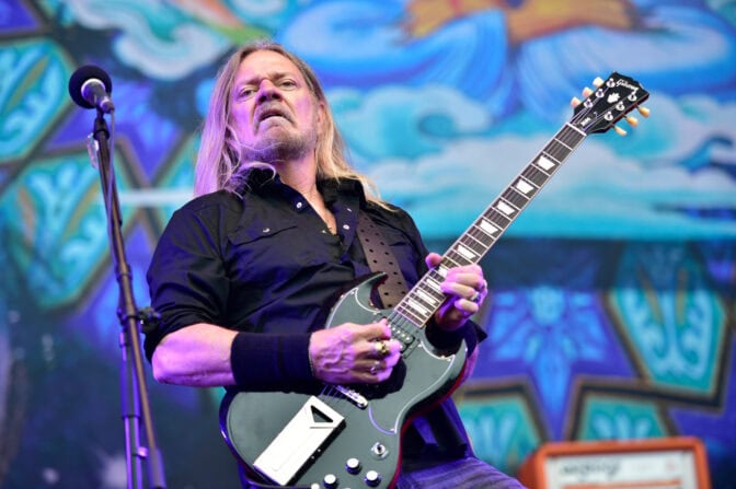”Metallica on tiukempi kuin koskaan ja te haluatte jonkun nulikan yrittävän olla Hetfield?” – Pepper Keenan muisteli ensimmäistä koesoittoaan hevijätin kanssa