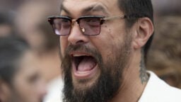 Juontaja Jason Momoa syöksyi Panteran moshpittiin Ozzyn ja Black Sabbathin jäähyväiskonsertissa