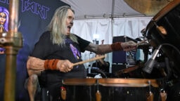 Nicko McBrain suhtautuu Iron Maidenin Rock & Roll Hall of Fame -ehdokkuuteen bänditovereitaan suopeammin