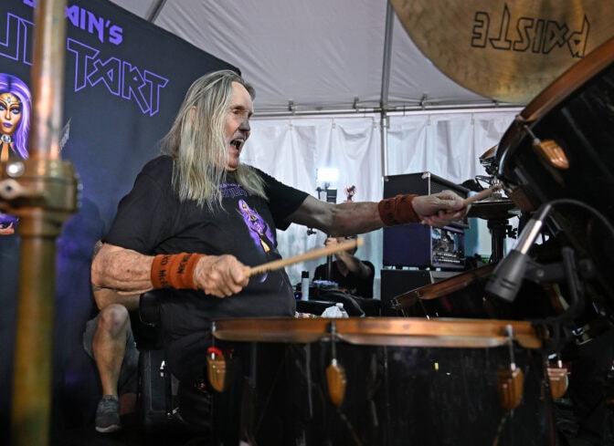Nicko McBrain suhtautuu Iron Maidenin Rock & Roll Hall of Fame -ehdokkuuteen bänditovereitaan suopeammin