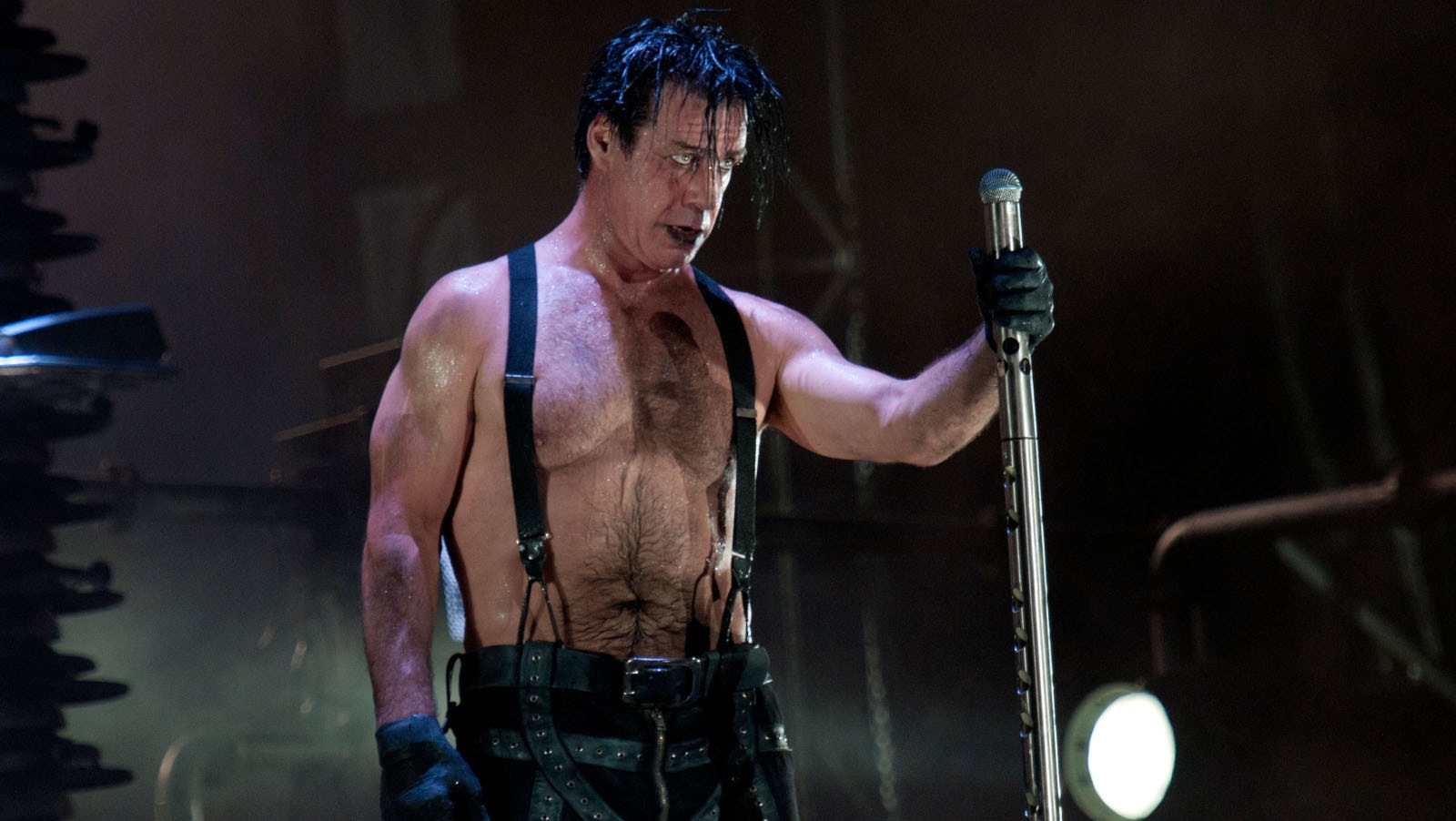 Rammsteinin Till Lindemann pahoinpiteli miehen keikan jälkeen Saksassa - In...