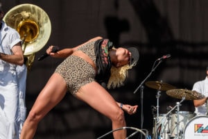 Tool vitsaili kusikohussa ryvettyneen, lämppärinä toimineen Brass Againstin kustannuksella – pisti virtsavapaan alueen pystyyn lavalle