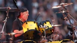 Video: Metallican Lars Ulrich antoi fanin soittaa rumpujaan keikalla