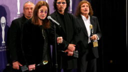 Black Sabbathin ex-manageri aikoo julkaista vanhoja äänityksiä bändin selän takana, väittää Sharon Osbourne – ”Olet sika”