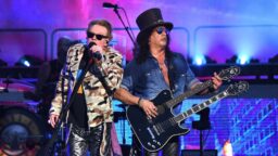 Slash erostaan ja paluustaan Guns N’ Rosesin riveihin: ”Minut ja Axl ajettiin tappelemaan toisiamme vastaan”