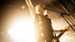 Kiertueen terveyssyistä peruneen Chris Holmesin vaimo antoi tilannepäivityksen kitaristin tilasta