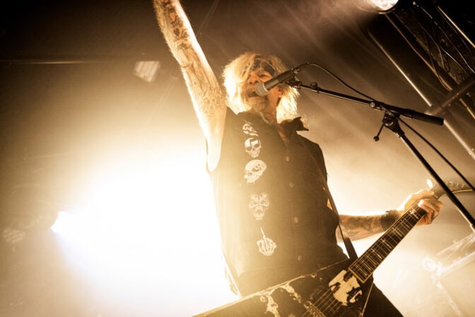 Kiertueen terveyssyistä peruneen Chris Holmesin vaimo antoi tilannepäivityksen kitaristin tilasta