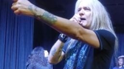 Video: Tulistunut Sebastian Bach heitti fanin ulos keikalta voimasanojen kera – ”En ole mikään vitun apina”