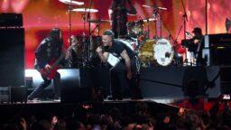 Robbie Williams teki kunniaa Ozzy Osbournelle Brit Awardseissa – Näin popparilta sujui No More Tears