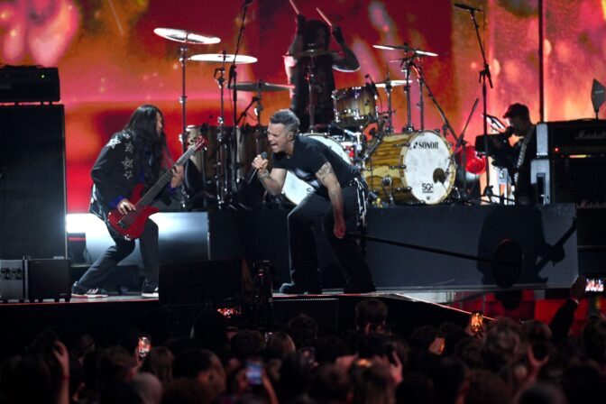 Robbie Williams teki kunniaa Ozzy Osbournelle Brit Awardseissa – Näin popparilta sujui No More Tears