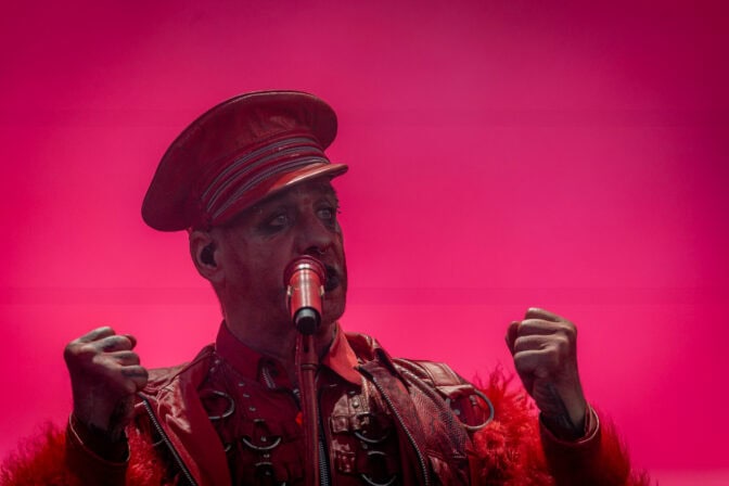 Rammsteinin Till Lindemannilta uutta musiikkia – Es brennt… sai kylkeensä arkaluontoisen videon