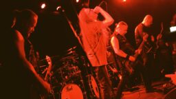 Vanhakantaisen death metalin mädässä ytimessä – Abhorrence ja Cadaver Helsingissä, raportti ja kuvat