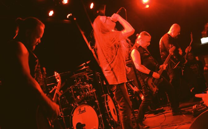 Vanhakantaisen death metalin mädässä ytimessä – Abhorrence ja Cadaver Helsingissä, raportti ja kuvat