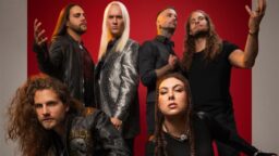 ”Biisissä on kyse elämän arvaamattomuuden hyväksymisestä ja voiman löytämisestä myrskyn keskeltä” – Amaranthelta uutta musiikkia