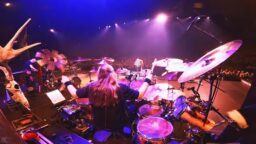 Mirka ”Leka” Rantanen työssään – tuhti annos rumpuvideota Raskasta joulua -suurkonsertista katsottavissa