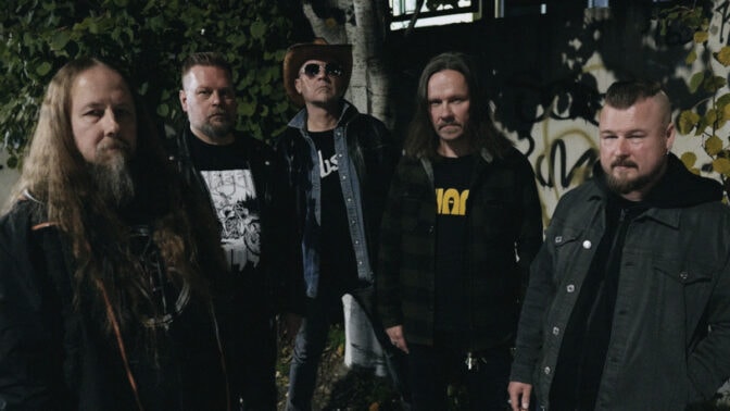 Black Royal katkaisee hiljaisuuden julkaisurintamalla – tuoreella singlellä manataan esiin tummien vesien henkiä