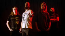 Turpaanvetoa, dynamiikkaa, kitaroiden ilotulitusta ja kerrostalon kokoisia kertsejä – ennakkokuuntelussa Blood Red Delusionin Bloodlust Awakening