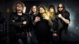 Tinkimättömällä asenteella heavy metalin ja hard rockin perinteitä kunnioittava ruotsalaisjyrä saapuu Suomeen