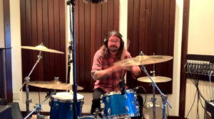 Kymmenvuotias rumpalinero haastoi Dave Grohlin rumpubattleen, Grohl hyväksyi – katso huikeat videot