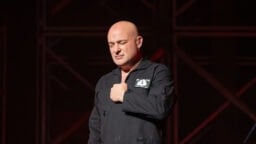 Yleisö buuasi Disturbedin David Draimanille Ozzyn ja Black Sabbathin jäähyväiskonsertissa