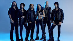 Dragonforce nappasi Alissa White-Gluzin riveihinsä