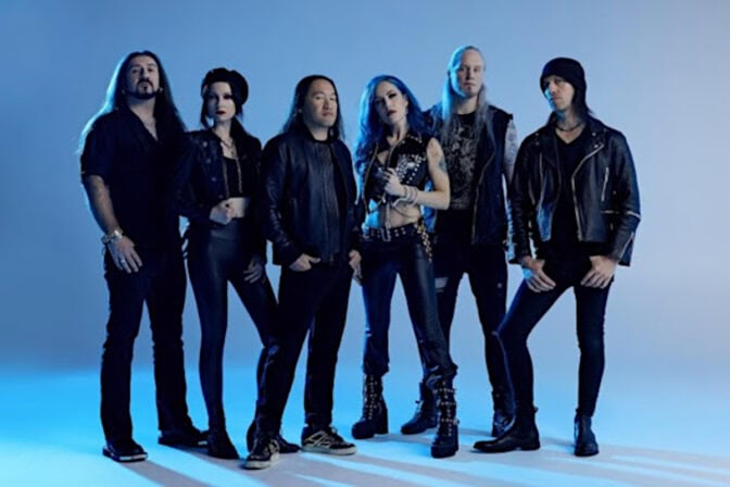 Dragonforce nappasi Alissa White-Gluzin riveihinsä
