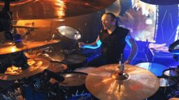 Aimo annos rumpuerotiikkaa: video näyttää lähietäisyydeltä, kun Kai Hahto soittaa eeppistä Nightwish-kappaletta