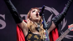 ”Minut kutsuttiin rehtorin kansliaan, koska biiseissämme ei mainittu Jeesusta tarpeeksi” – Lzzy Hale muistelee Halestormin alkutaivalta