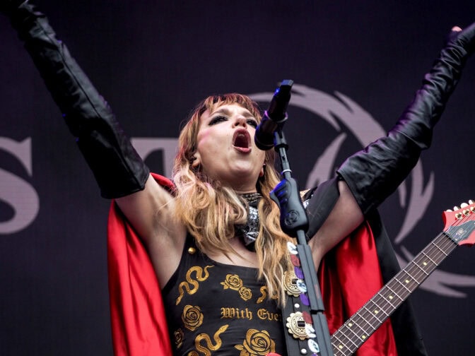 ”Minut kutsuttiin rehtorin kansliaan, koska biiseissämme ei mainittu Jeesusta tarpeeksi” – Lzzy Hale muistelee Halestormin alkutaivalta