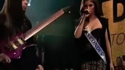 Video: Kilpailija yllätti missikisoissa esittämällä death metalia