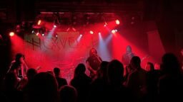 Hexvessel kutsuu kuulijansa mukaan ihan omanlaiseensa messuun – raportti Helsingin-keikalta