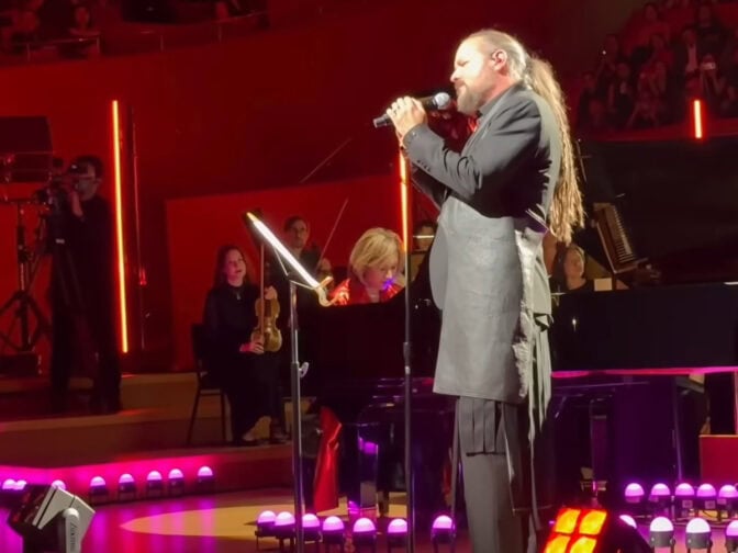 Jonathan Davis vieraili X Japan -nokkamiehen soolokonsertissa, esittivät erikoisversion Kornin hitistä