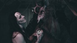 Kallomäki julkaisi erotiikkaa ja mustaa huumoria tihkuvan videon – ”Tekoveri meinasi loppua kun sitä lotrattiin ihan huolella”