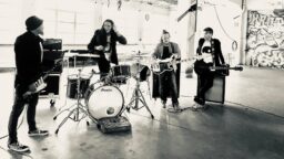 Huora- ja Rytmihäiriö-kytkyinen Kingwhip tarjoaa ensimmäisen maistiaisen tulevalta debyytiltään