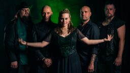 Memoira otti riskin ja tarttui Queenin klassikkoon – ”Onhan tämä hieman hullua…”